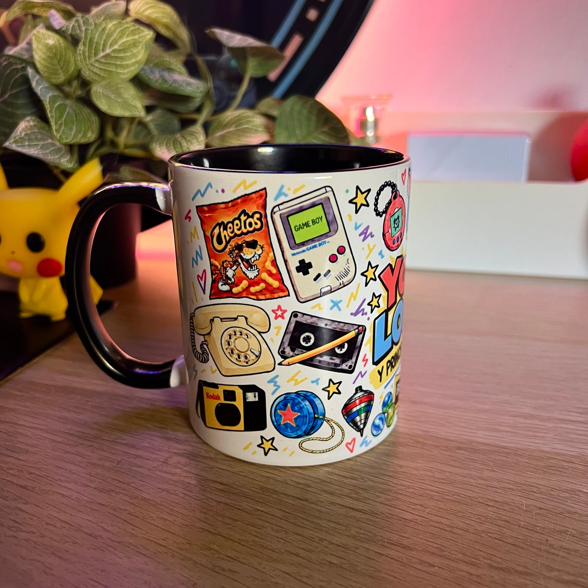 Taza Yo viví los 90: detalle del diseño 1